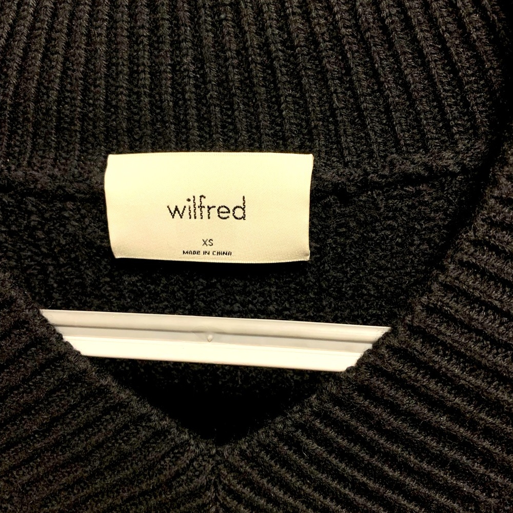 Aritzia Wilfred knit v-neck sweater